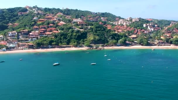 Drone Riprese Scogliera Verde Sulla Riva Dell Oceano Buzios Brasile — Video Stock