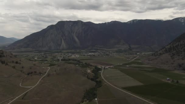 Drone Πλάνα Από Βουνά Μικρές Πόλεις Και Φάρμες Συννεφιασμένη Μέρα — Αρχείο Βίντεο