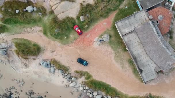 Drone Sobre Carro Vermelho Estacionado Costa Oceânica Oceano Rocha Uruguai — Vídeo de Stock