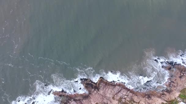 Drone Examina Una Costa Oceánica Rodeada Agua Salpicada Del Océano — Vídeo de stock