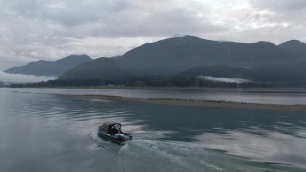 Imágenes Drones Jet Boat Moviéndose Lentamente Río Abajo — Vídeo de stock