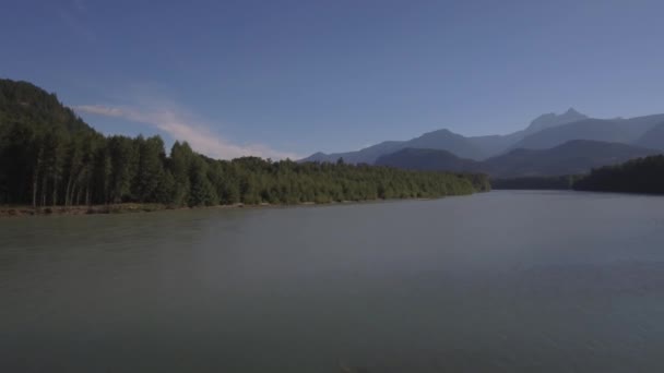 Drone Filmato Che Sorvola Grande Fiume Con Acqua Blu Montagne — Video Stock