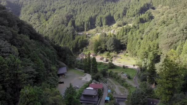 空中飞过山区的一个小农村地区 在东京Okutama被枪杀 — 图库视频影像