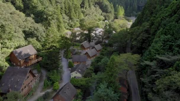 Αεροφωτογραφία Του Χωριού Κατασκήνωσης Ανάμεσα Στα Βουνά Σπίτια Κορμών Και — Αρχείο Βίντεο
