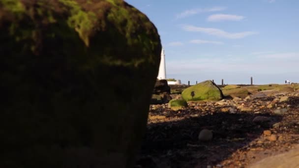 Tembakan Panning Dari Mercusuar Putih Mary Pantai Berbatu Dengan Langit — Stok Video