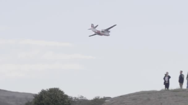 Grumman Cal Fire Hace Una Gran Caída Retardante Fuego Silverado — Vídeos de Stock