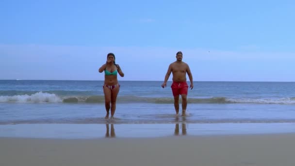 Pasangan Muda Dalam Pakaian Renang Keluar Dari Laut Menuju Kamera — Stok Video