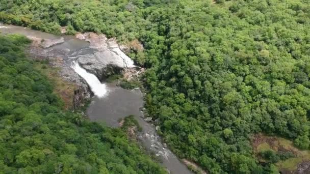 ウルグアイのジャングルの滝の空中ビュー — ストック動画