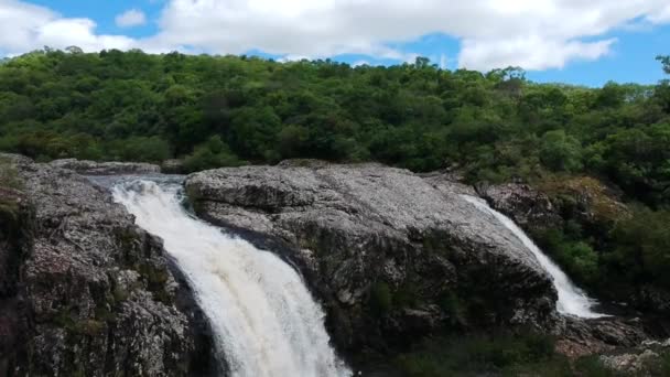 Disparo Descendente Aéreo Sobre Una Cascada Selva Sudamérica — Vídeo de stock