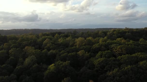 在英伍德山上的戏剧性的空中上升 美丽地展现了新泽西州和哈德逊河的帕利塞德山脉 有着戏剧性的云彩 — 图库视频影像