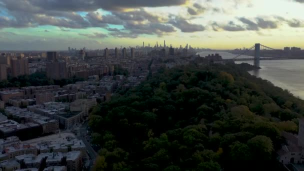 Lot Lotniczy Przez Inwood Hill Szczycie Manhattanu Nowy Jork Dramatycznymi — Wideo stockowe