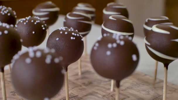 Affichage Cakepops Chocholate Foncé Décorés Paillettes Blanches Lignes Ralenti — Video