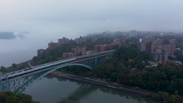 Aerial Para Trás Longe Ponte Henry Hudson Com Nevoeiro Baixo — Vídeo de Stock