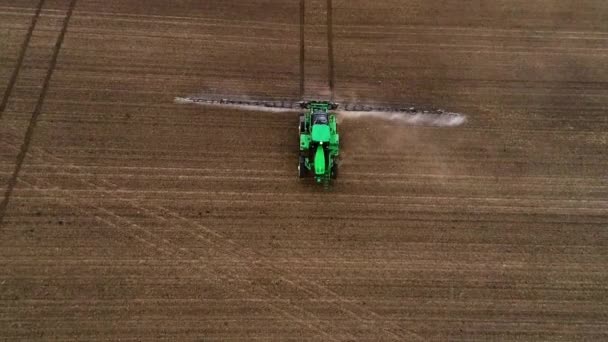 Nagranie Lotu Ptaka Patrzącego Dół Duży Opryskiwacz John Deere Opryskujący — Wideo stockowe