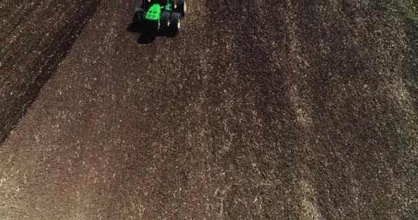Drone Bilder Panorering Upp Stor John Deere Traktor Diskning Över — Stockvideo