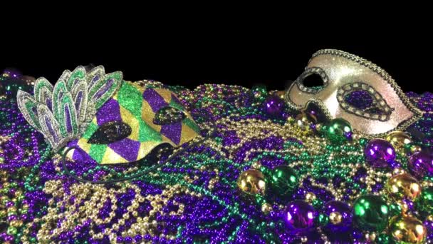 Sparkling Kleurrijke Carnaval Maskers Stapel Van Mardi Gras Kralen — Stockvideo