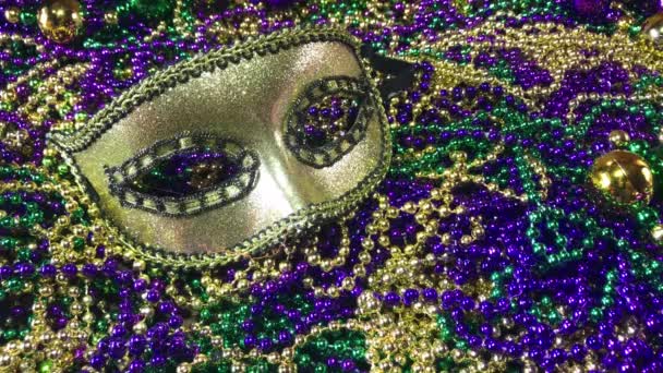 Sparkling Kleurrijke Carnaval Masker Stapel Van Mardi Gras Kralen — Stockvideo