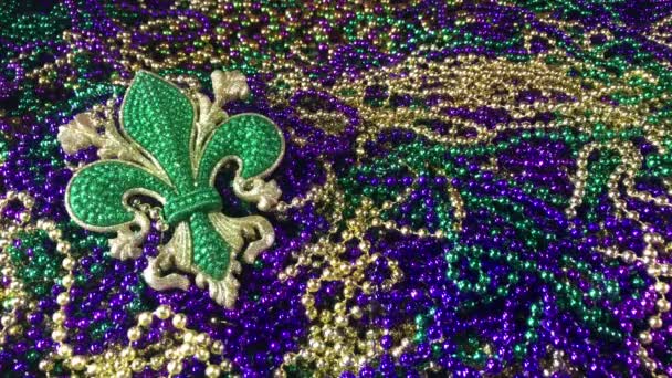 Fleur Lis Pétillante Vert Sur Pile Perles Mardi Gras Colorées — Video