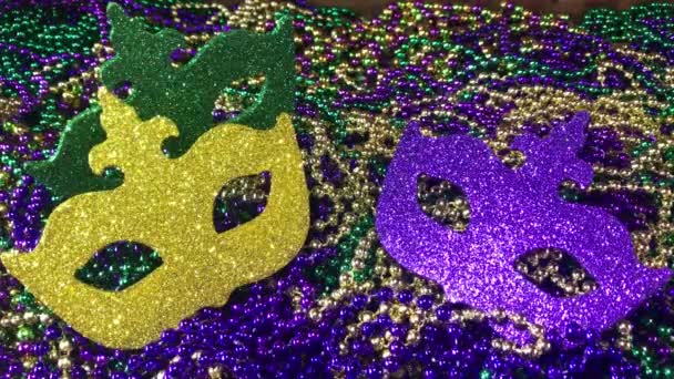 Sparkling Kleurrijke Carnaval Maskers Stapel Van Mardi Gras Kralen — Stockvideo