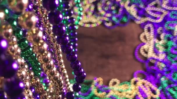 Płaska Granica Układania Kolorowych Koralików Mardi Gras Większą Ilością Koralików — Wideo stockowe
