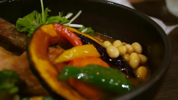 Leves Curry Egészséges Japán Étel Változatos Zöldségekkel Hússal Egy Kávézóban — Stock videók