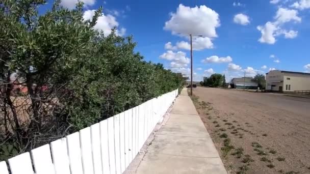 Movimiento Lento Caminar Por Una Acera Largo Una Cerca Madera — Vídeos de Stock