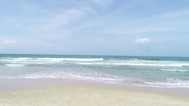 阳光明媚的日子里 空荡荡地在荒芜的海滩上继续前行 — 图库视频影像