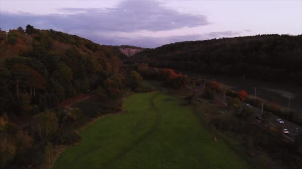 Drone Shot Spostandosi All Indietro Durante Ascesa Rivelare Bennetts Patch — Video Stock