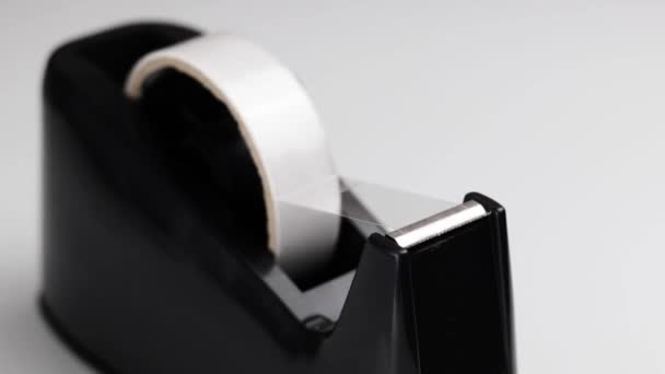 Persoon Die Een Plakband Van Een Zwarte Tape Dispenser Neemt — Stockvideo
