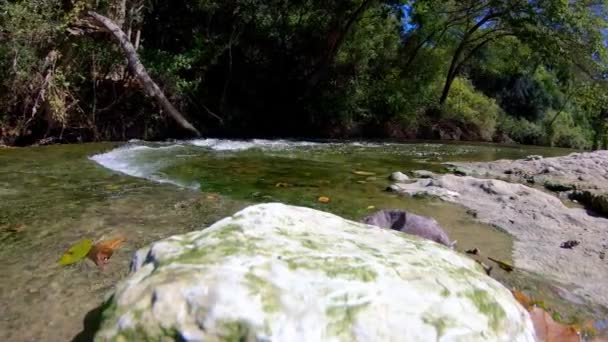 Schwenken Links Vorbei Der Spitze Eines Hübschen Weißen Felsens Mit — Stockvideo