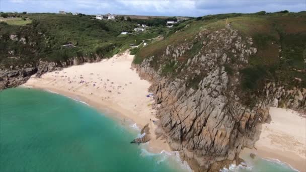 Porthcurnoビーチとその周辺のベイエリアのドローンショットを上昇 — ストック動画