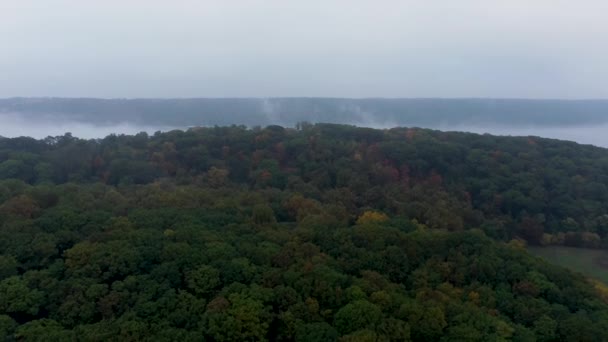 空中滑翔过纽约市英伍德山顶 滑向一条雾蒙蒙的哈德逊河 远处是新泽西州的帕利塞斯群岛 河中有一艘船 — 图库视频影像
