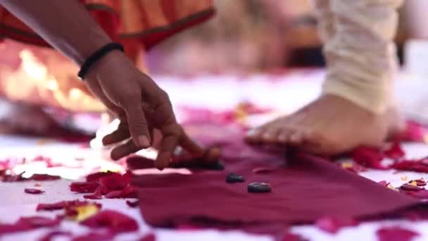 Kněžské Ruce Dohlížející Tradiční Jihoindické Svatební Zvyk Nevěstou Ženichem Nohy — Stock video