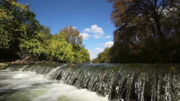 Kamera Poziomie Wody Tuż Nad Bąbelkami Pianką Wodospad Rozciąga Się — Wideo stockowe