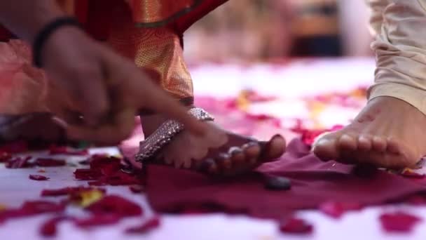 Prästen Händer Övervakar Traditionell Sydindiska Bröllop Sed Med Brud Och — Stockvideo