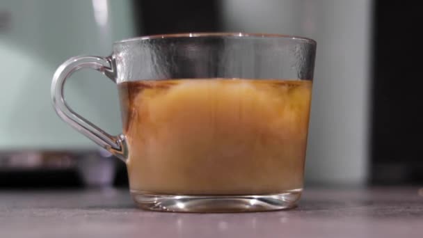 Mjölk Tillsätts Glasmugg Som Innehåller Varmt Vatten Och Teet Rörs — Stockvideo