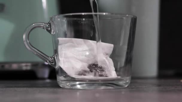 Kokande Vatten Hälls Glasmugg Som Innehåller Tepåse Fortfarande Skjuten — Stockvideo