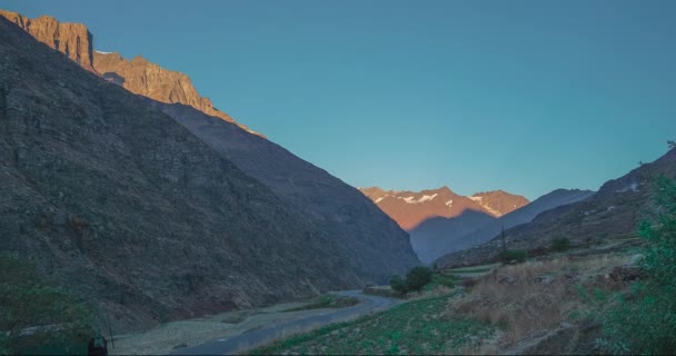 Salida Del Sol Sobre Lejanas Montañas Rocosas Cubiertas Nieve Bajo — Vídeos de Stock