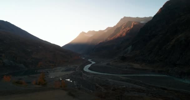 秋天的早晨日出在高山上 强大而有影响力的电影黄金时段空中镜头 河流在下面流淌 亚洲大喜马拉雅山 — 图库视频影像