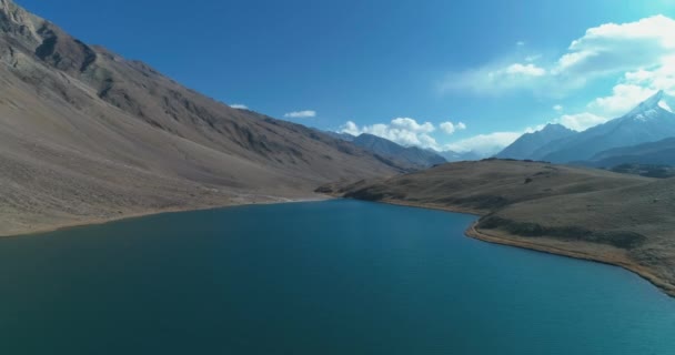 Drone Vliegt Een Helderblauw Bergmeer Het Najaar Hooggelegen Afgelegen Onverkende — Stockvideo