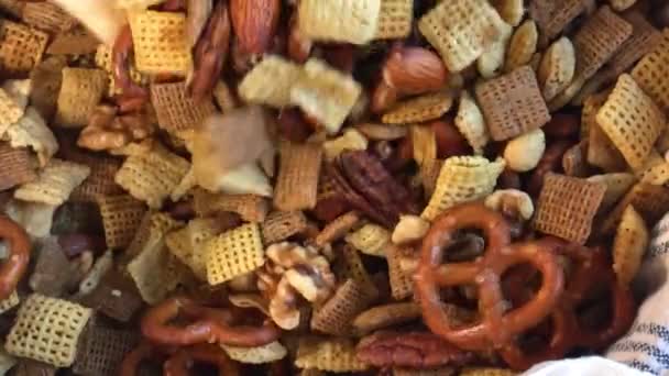 Mélanger Les Noix Les Céréales Les Bretzels Dans Grand Bol — Video