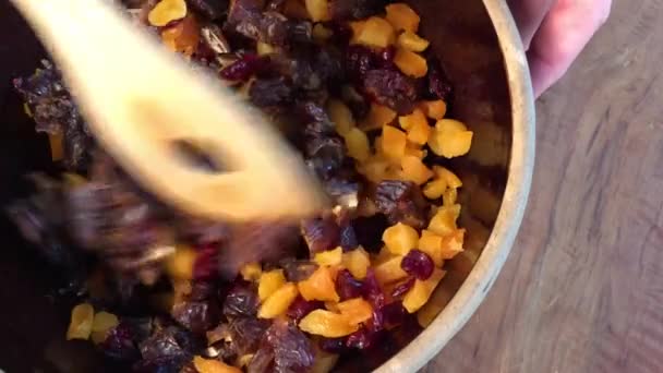 Roeren Van Verschillende Gedroogde Vruchten Grote Kom Voor Fruit Cake — Stockvideo