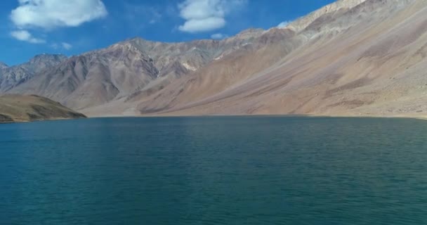 Schöner Blauer Natürlicher Wassersee Umgeben Von Hohen Felsigen Bergen Drohnenflug — Stockvideo