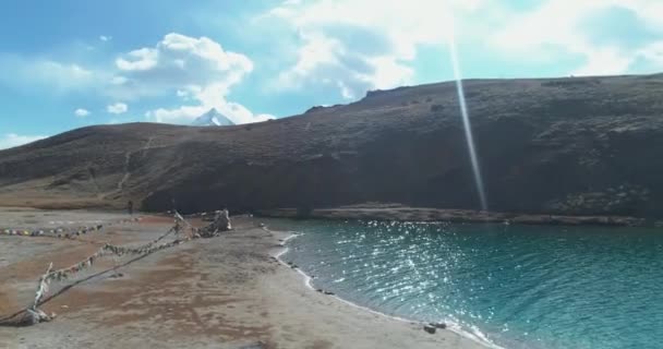 Drohnen Kreisen Einen Wunderschönen Bergsee Mit Buddhistischen Fahnen Die Der — Stockvideo