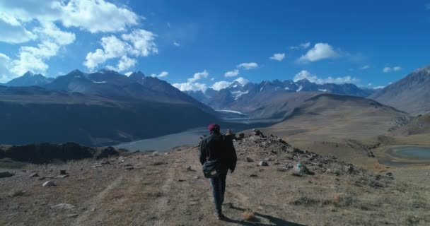 Earth Aerial Solo Backpacker Erkundet Eine Majestätische Berglandschaft Unerforschte Und — Stockvideo