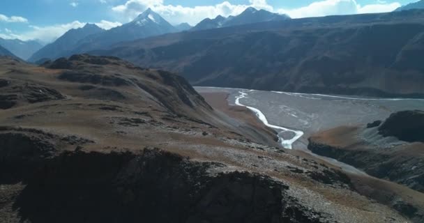 바위투성이 날면서 아래로 흐르는 내려다볼 수있다 인도의 프라데 스피티 에서부터 — 비디오