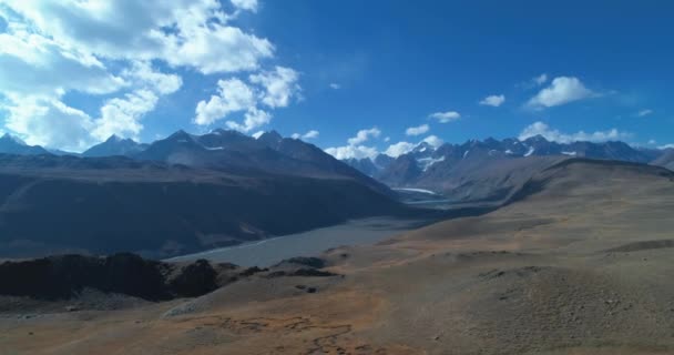 인도의 히말라야 산맥에 초자연적 고립된 들에서 아름다운 경치를 수있습니다 바위투성이 — 비디오