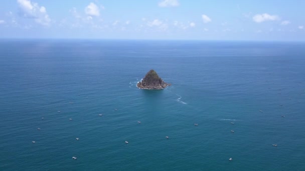 Fotaje Drono Isla Tiny Océano Indonesia — Vídeo de stock