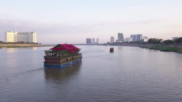 Drone Boat Tonle Sap Στο Phnom Penh Cambodia — Αρχείο Βίντεο