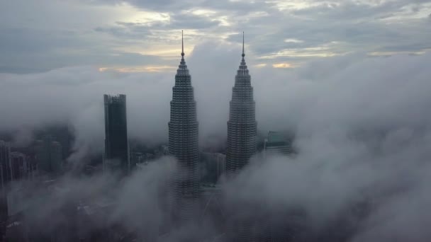 Drone Footage Cloudy Petronas Twin Towers Kuala Lumpur Malaysia — Stok Video